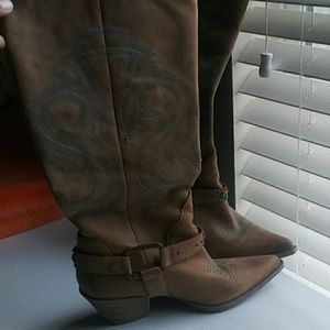 Reba cowgirl boots